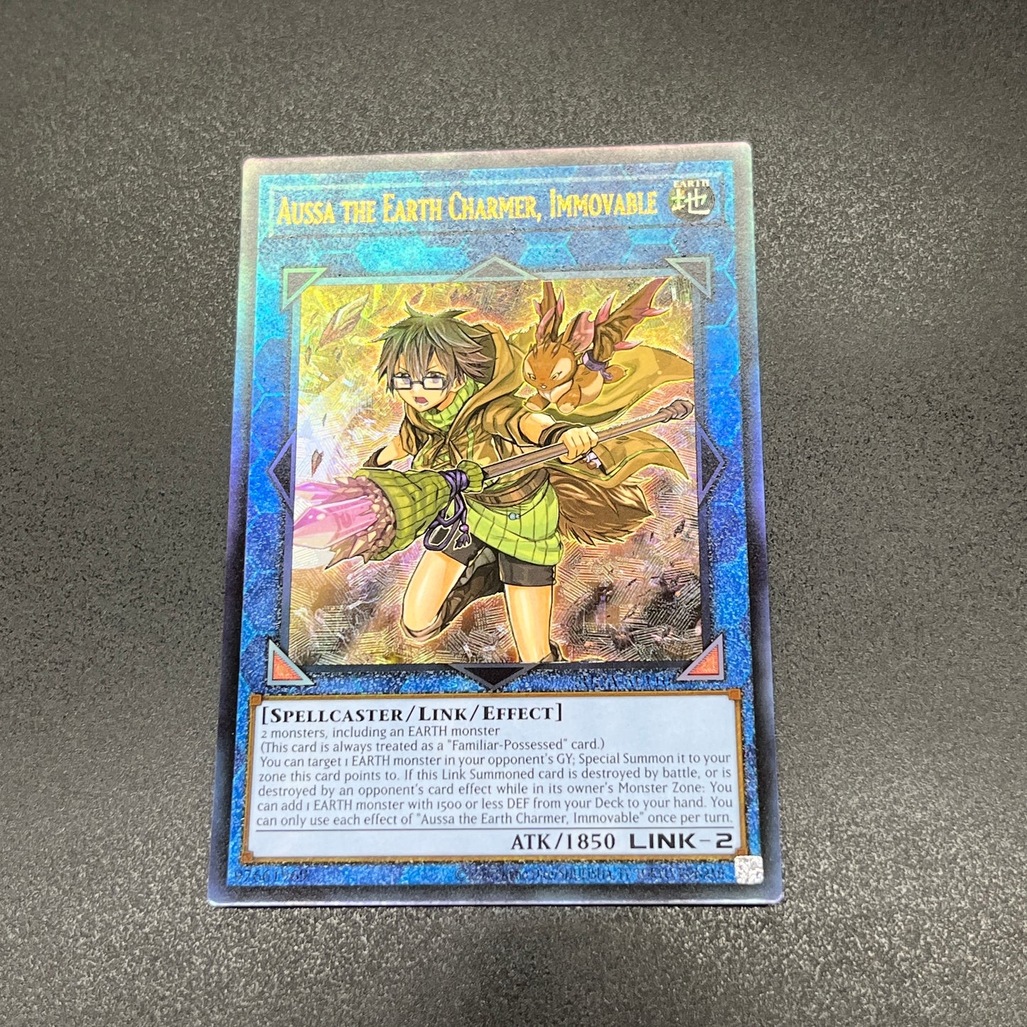 遊戯王 崔嵬の地霊使いアウス/レリーフ/英語/泰亜版